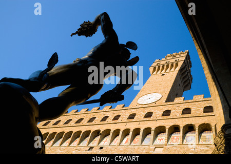 Italien, Toskana, Florenz, Statue des Perseus, niedrigen Winkel Ansicht Stockfoto