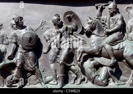 Relief auf Bronze Statue außerhalb St. Basil, Roter Platz, Moskau, Russland Stockfoto
