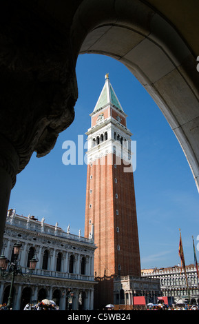 Italien, Venedig, Markusplatz, Glockenturm gesehen durch Bogen Stockfoto