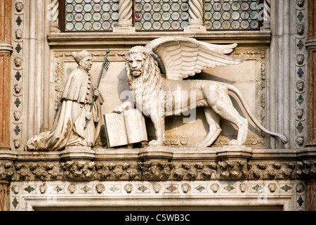 Italien, Venedig, Porta della Carta, Dogenpalast, geflügelte Löwe, close-up Stockfoto