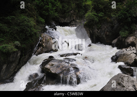 Tückische Strömung in einem Rocky River. Sichuan, China. Stockfoto