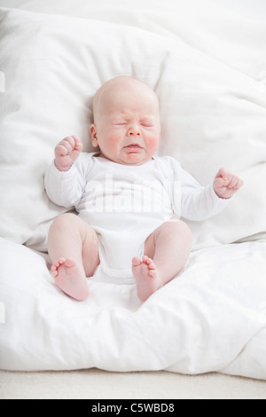 Deutschland, München, (2-5 Monate) baby jungen Weinen Stockfoto