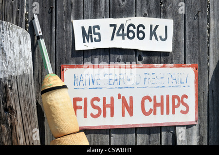 Verblasste lackiert Fish'n Chips Zeichen gegen den verwittertes Holz an der Fassade eines Gebäudes in Yarmouth, Cape Cod, USA. Stockfoto