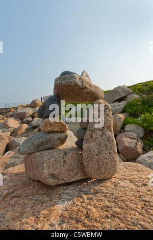 Ein Blick der schönen Atlantikküste der Rhode Island durch die Zen-artige Steinstruktur. Stockfoto