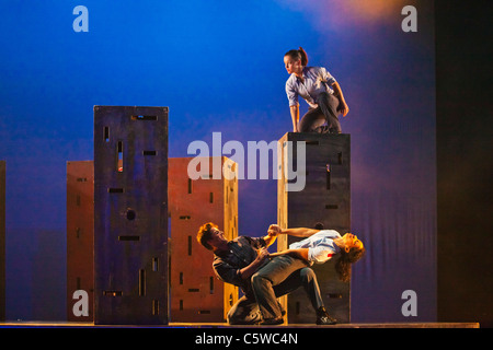 Tanz-Performance von DIAVOLO am Sonnenuntergang CENTER - CARMEL, Kalifornien Stockfoto