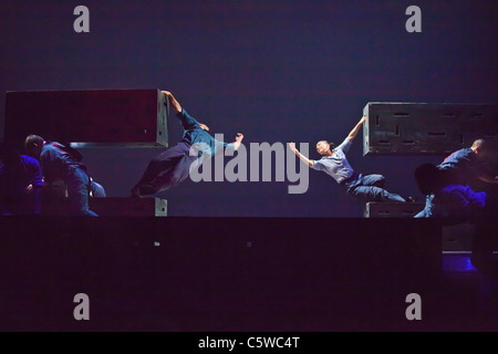 Tanz-Performance von DIAVOLO am Sonnenuntergang CENTER - CARMEL, Kalifornien Stockfoto