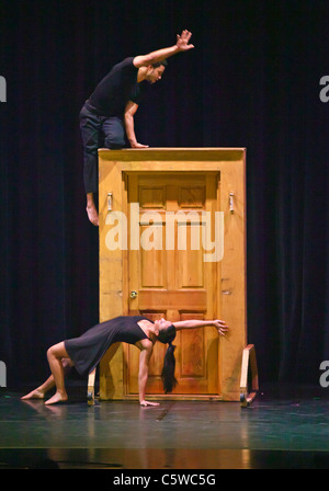 Tanz-Performance von DIAVOLO am Sonnenuntergang CENTER - CARMEL, Kalifornien Stockfoto