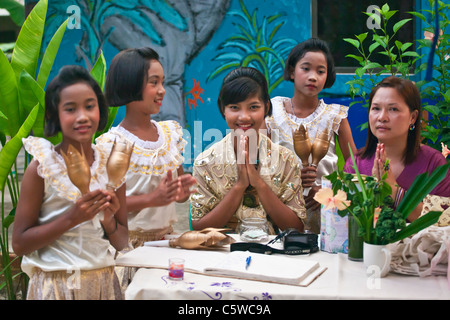 Thai-Mädchen verkleiden sich für traditionelle Tänze, während das LOI KRATHONG FESTIVAL im Hause und Leben Waisenhaus - THAILAND Stockfoto