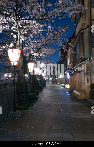 Nachtansicht von Kazue-Machi Chaya District, Kanazawa, Ishikawa, Japan Stockfoto