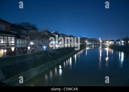 Nachtansicht von Kazue-Machi Chaya District, Kanazawa, Ishikawa, Japan Stockfoto