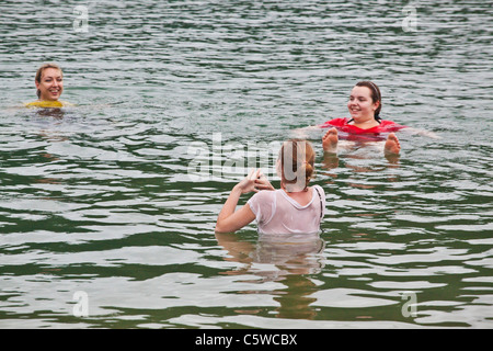 Freiwillige schwimmen in der Andaman Sea von KOH PHRA THONG ISLAND in der Nähe der Ortschaft Ben Löwe - THAILAND Stockfoto