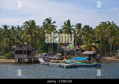 Das Dock eines Fischerdorfes auf KOH PHRA THONG ISLAND befindet sich in der Andaman Sea - THAILAND Stockfoto