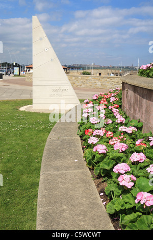 Anzeige von Geranien und dreieckig geschnitzt Steinzeichen am Sandhaven Beach in South Shields, North East England, UK Stockfoto
