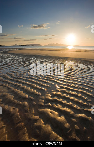 Arisaig Bay bei Sonnenuntergang mit Blick auf Insel Rum, Nordwest-Schottland, Großbritannien. Stockfoto