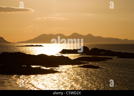 Arisaig Bay bei Sonnenuntergang mit Blick auf Insel Rum, Nordwest-Schottland, Großbritannien. Stockfoto