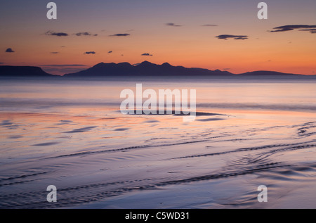 Arisaig Bay bei Sonnenuntergang mit Blick auf Insel Rum, Nordwest-Schottland, Großbritannien. Stockfoto