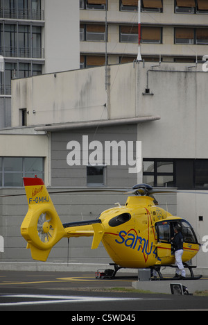 Hubschrauber der Samu, Pre Flugvorbereitungen, Clermont-Ferrand Auvergne Frankreich zu retten Stockfoto