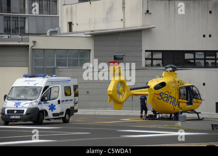 Rettungshubschrauber der Samu Clermont-Ferrand Auvergne Frankreich Stockfoto