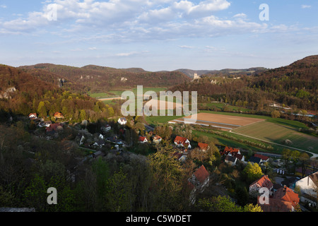 Deutschland, Franken, Fränkische Schweiz, Wiesenttal, Ansicht von Neideck Burgruine mit Dorf im Vordergrund Stockfoto