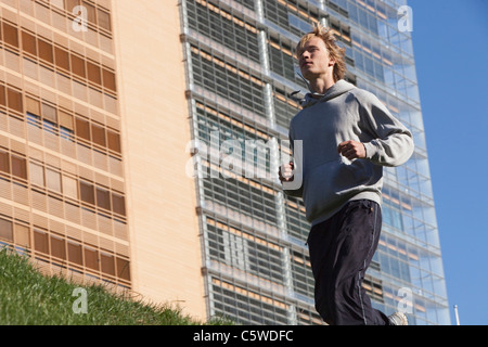 Deutschland, Berlin, junger Mann, jogging, seitliche Ansicht Stockfoto