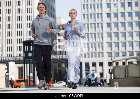 Deutschland, Berlin, junges Paar gemeinsam Joggen Stockfoto
