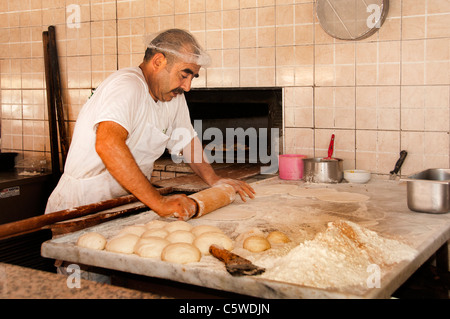 Alanya Türkei türkische Bäcker Bäckerei Souk Basar Souk Brot Ofen Feuer Pancake Pfannkuchen Brot Stockfoto