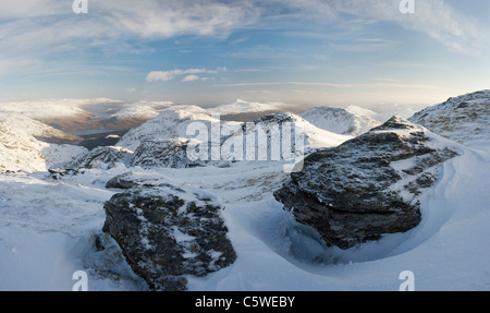 Im Winter von Beinn Ime (1011m) in Richtung Ben Lomond (Mitte), Arrochar Alpen, Loch Lomond und Trossachs National Park anzeigen Stockfoto