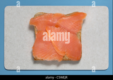 Scheibe Brot mit Lachs, erhöhte Ansicht Stockfoto