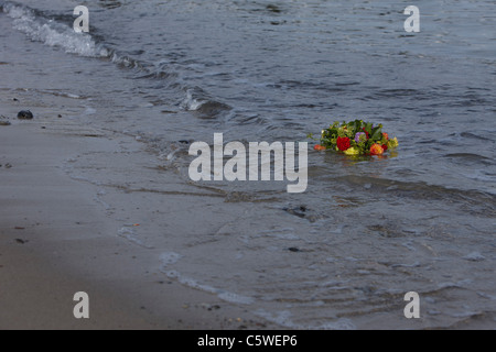 Deutschland, Ostsee, Niendorf, Blumenstrauß schwimmend im Meer Stockfoto