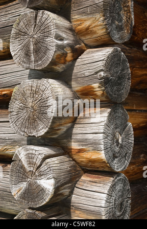 Ecke von einem Blockhaus, Holzbalken, Nahaufnahme Stockfoto