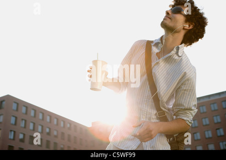 Deutschland, Berlin, junger Mann tanzen zur Musik Stockfoto