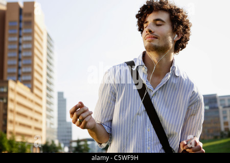 Deutschland, Berlin, junge Mann tragen Kopfhörer, tanzen, Porträt, Nahaufnahme Stockfoto