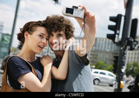 Deutschland, Berlin, junges Paar ein Foto von sich selbst Stockfoto