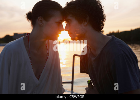 Deutschland, Berlin, junges Paar auf Boot, Kopf an Kopf, Seitenansicht, Porträt Stockfoto