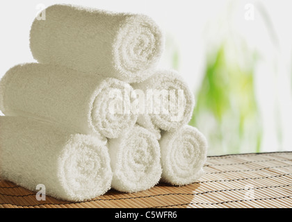 Blick auf weiße gerollte Handtücher Stockfoto