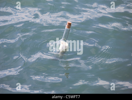 Deutschland, Flaschenpost im Meer schwimmende Stockfoto
