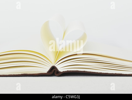 Herzform gebildet mit Seiten im Buch öffnen Stockfoto