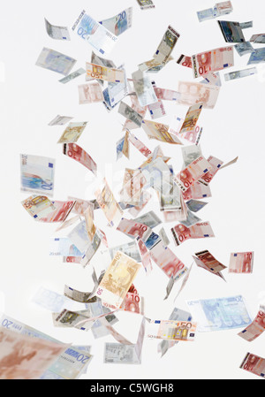 Vielzahl von fallenden Euro-Banknoten vor weißem Hintergrund Stockfoto