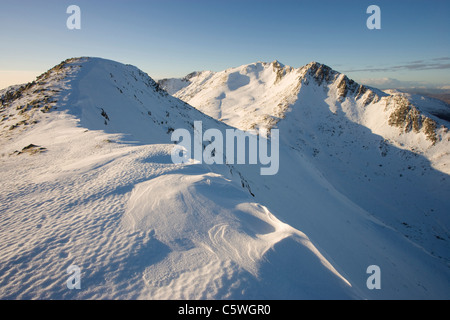 Faochag (die Wellhornschnecke) und Forcan Ridge im Winter, Glen Shiel, Schottland, Großbritannien. Stockfoto