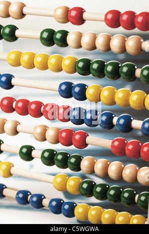 Nahaufnahme von Abacus auf weißem Hintergrund Stockfoto