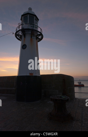 Ein Sonnenaufgang-Foto des Leuchtturms auf Smeatons Pier, St. Ives, Cornwall, England, UK an einem Sommer-Morgen im Juli. Stockfoto