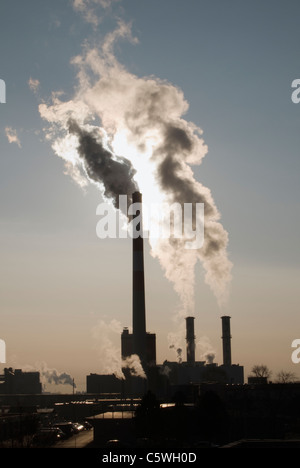 Rauchende Schlote der industriellen Wien Erdberg, Simmering, Wien, Österreich Stockfoto