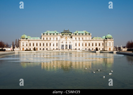 (Oberes) Obere Belvedere Palast Museum mit Pool, Wien (Wien), Österreich Stockfoto
