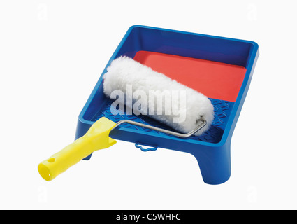 Farbwanne mit Farbroller auf weißem Hintergrund Stockfoto