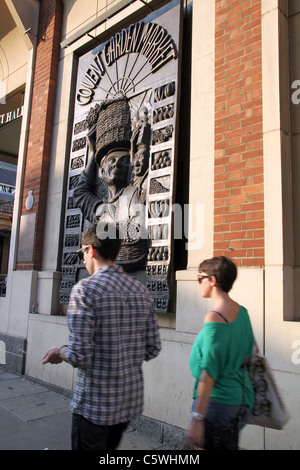VEREINIGTES KÖNIGREICH. Touristen gehen vorbei an Covent Garden-Gedenk-Skulptur von Glynis Owen Stockfoto