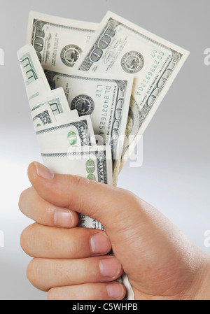 Nahaufnahme von Menschenhand greifen Dollarnoten auf weißen Hintergrund Stockfoto