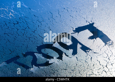 Deutschland, Stuttgart, "Frost" geschrieben auf gefrorene Windschutzscheibe Stockfoto