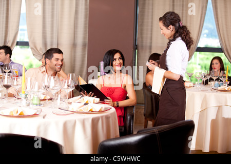 Kellnerin, Abendessen bestellen Restaurant Tisch junge Paar Stockfoto