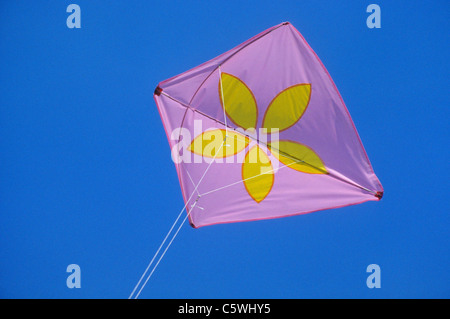 Deutschland, Kite gegen blauen Himmel, niedrigen Winkel Ansicht Stockfoto