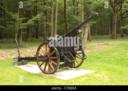 Ein amerikanischer WW1 Artillerie Stück ist jetzt Teil des Denkmals für US-Marines im Zentrum der Belleau Wood Frankreich Stockfoto